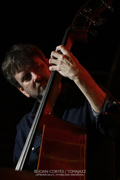 Jerome Sabbagh 4t (Jamboree, 2026-03-24 / Barcelona) Por Joan Cortès [INSTANTZZ AKA Galería fotográfica AKA Fotoblog de jazz, impro… y algo más] - Tomajazz - Jerome Sabbagh 4t actuó en Jamboree, Barcelona, el 24 de marzo de 2026. Joan Cortès lo retrata en INSTANTZZ. Jerome Sabbagh 4t son Jerome Sabbagh, Ben Monder, Joe Martin, Nasheet Waits 