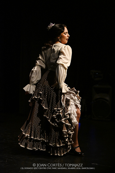 Claudia la Debla (El Dorado sfb / Centre Cívic Parc Sandaru, 2026-04-30 / Barcelona) Por Joan Cortès [Flamencuras AKA INSTANTZZ AKA Galería fotográfica AKA Fotoblog de jazz, impro… y algo más] - Tomajazz - Claudia la Debla actuó en El Dorado sfb de Barcelona, el 30 de abril de 2026. Joan Cortès lo retrata en las Flamencuras de INSTANTZZ. Actuaron Claudia la Debla, David Caro, Manuel de Gines 