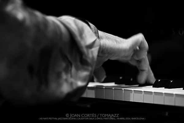 Marco Mezquida Trio “Tàctil” (60 anys Festival Jazz Barcelona / L’Auditori, 2026-04-18 / Barcelona) Por Joan Cortès [INSTANTZZ AKA Galería fotográfica AKA Fotoblog de jazz, impro… y algo más] - Tomajazz - Marco Mezquida Trio “Tàctil” actuó con motivo de los 60 años del Festival de Jazz de Barcelona, el 18 de abril de 2026. Joan Cortès lo retrata en INSTANTZZ. Marco Mezquida Trío son Marco Mezquida, Martín Meléndez, Aleix Tobias