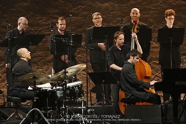 Paul Lay Trio & Choer Les Éléments «Waves of Light» (Festival Musique Sacrée / Église des Dominicains, 2026-03-27 / Perpignan -France-) Por Joan Cortès [INSTANTZZ AKA Galería fotográfica AKA Fotoblog de jazz, impro… y algo más] - Tomajazz - Paul Lay Trio & Choer Les Éléments «Waves of Light» actuó en el Festival Musique Sacrée de Perpignan, Francia, el 27 de marzo de 2026. Joan Cortès lo retrata en INSTANTZZ. Con Paul Lay, Donald Kontomanou, Clemens Van Der Feen
