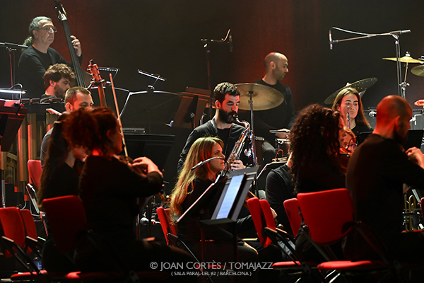 Orquestra Sònica “Organismes vius i sonors” (Paral•lel 62, 2026-04-09 / Barcelona) Por Joan Cortès [INSTANTZZ AKA Galería fotográfica AKA Fotoblog de jazz, impro… y algo más] - Tomajazz - Orquestra Sònica “Organismes vius i sonors” actuó en Parale•lel 62 de Barcelona, el 9 de abril de 2026. Joan Cortès lo retrata en INSTANTZZ