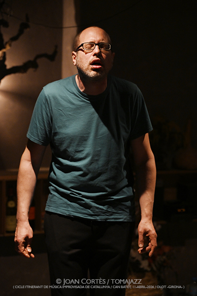 Ibon GR (CIMIC-2026 / Can Batet, 2026-03-14 / Olot -Girona-) [y IV] Por Joan Cortès [INSTANTZZ AKA Galería fotográfica AKA Fotoblog de jazz, impro… y algo más] - Tomajazz - Ibon GR actuó dentro de la programación de CIMIC-2026, en Can Batet, Olot, el día 14 de marzo de 2026. Joan Cortès lo retrata en INSTANTZZ