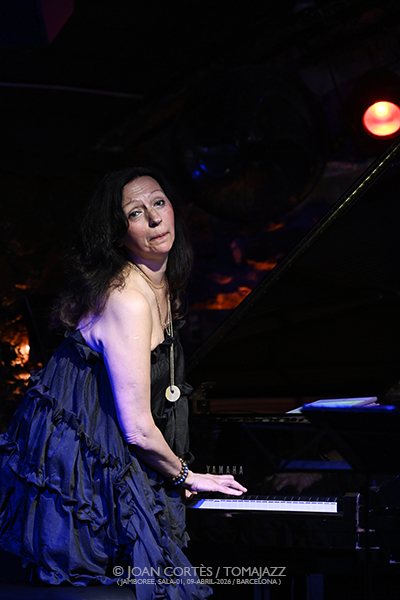 Amina Figarova Sextet (Jamboree, 2026-03-24 / Barcelona) Por Joan Cortès [INSTANTZZ AKA Galería fotográfica AKA Fotoblog de jazz, impro… y algo más] - Tomajazz - Amina Figarova Sextet actuó en Jamboree, Barceloa, el 24 de marzo de 2026. Joan Cortès lo retrata en INSTANTZZ. Amina Figarova Sextet son Amina Figarova, piano Bart Platteau, flautas Yasek Manzano, trompeta y fiscorno Bill Mchenry, saxo tenor Ferenc Nemeth, batería Martin Leiton 