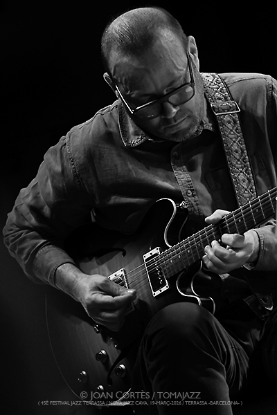 Ches Smith Clone Row (45è Festival Jazz Terrassa / Nova Jazz Cava, 2026-03-19 / Terrassa -Barcelona-) [y II] Por Joan Cortès [INSTANTZZ AKA Galería fotográfica AKA Fotoblog de jazz, impro… y algo más] - Tomajazz - Ches Smith Clone Row participó en el 45è Festival Jazz Terrassa, el 19 de marzo de 2026. Joan Cortès lo retrata en INSTANTZZ. Ches Smith Clone Row son Ches Smith, Mary Halvorson, Liberty Ellman, Nick Dunston 