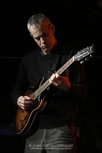 Jerome Sabbagh 4t (Jamboree, 2026-03-24 / Barcelona) Por Joan Cortès [INSTANTZZ AKA Galería fotográfica AKA Fotoblog de jazz, impro… y algo más] - Tomajazz - Jerome Sabbagh 4t actuó en Jamboree, Barcelona, el 24 de marzo de 2026. Joan Cortès lo retrata en INSTANTZZ. Jerome Sabbagh 4t son Jerome Sabbagh, Ben Monder, Joe Martin, Nasheet Waits 