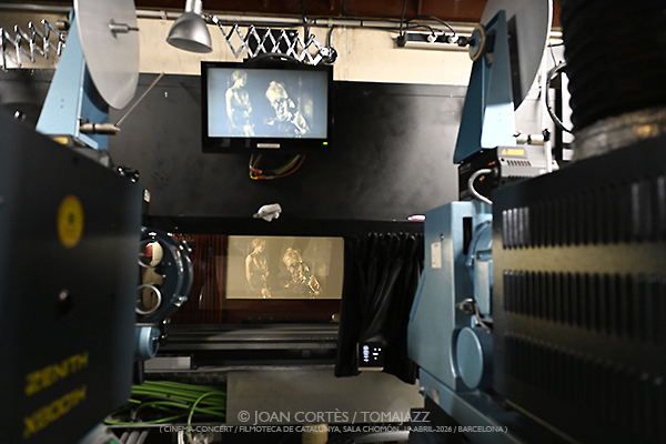 Manel Fortia Frei 4t “Die Nibelungen” (Filmoteca de Catalunya, 2026-04-19 / Barcelona) Por Joan Cortès [INSTANTZZ AKA Galería fotográfica AKA Fotoblog de jazz, impro… y algo más] - Tomajazz - Manel Fortia Frei 4t puso banda sonora a “Die Nibelungen” de Fritz Lang en Filmoteca de Catalunya, el 19 de abril de 2026. Joan Cortès lo retrata en INSTANTZZ. Manel Fortia Frei 4t son Manel Fortià, Anggie Obin, Max Villavecchia, Oriol Roca
