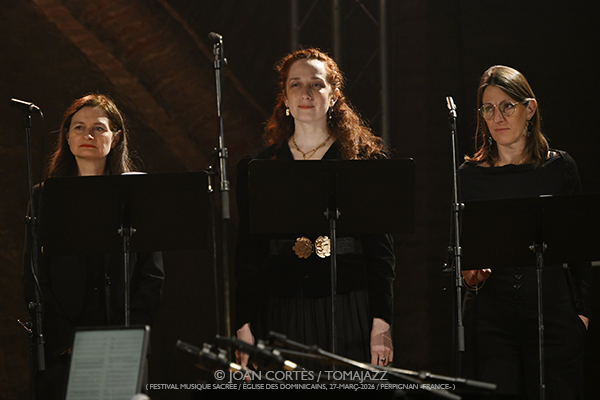 Paul Lay Trio & Choer Les Éléments «Waves of Light» (Festival Musique Sacrée / Église des Dominicains, 2026-03-27 / Perpignan -France-) Por Joan Cortès [INSTANTZZ AKA Galería fotográfica AKA Fotoblog de jazz, impro… y algo más] - Tomajazz - Paul Lay Trio & Choer Les Éléments «Waves of Light» actuó en el Festival Musique Sacrée de Perpignan, Francia, el 27 de marzo de 2026. Joan Cortès lo retrata en INSTANTZZ. Con Paul Lay, Donald Kontomanou, Clemens Van Der Feen
