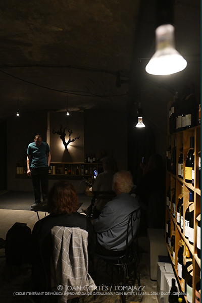 Ibon GR (CIMIC-2026 / Can Batet, 2026-03-14 / Olot -Girona-) [y IV] Por Joan Cortès [INSTANTZZ AKA Galería fotográfica AKA Fotoblog de jazz, impro… y algo más] - Tomajazz - Ibon GR actuó dentro de la programación de CIMIC-2026, en Can Batet, Olot, el día 14 de marzo de 2026. Joan Cortès lo retrata en INSTANTZZ