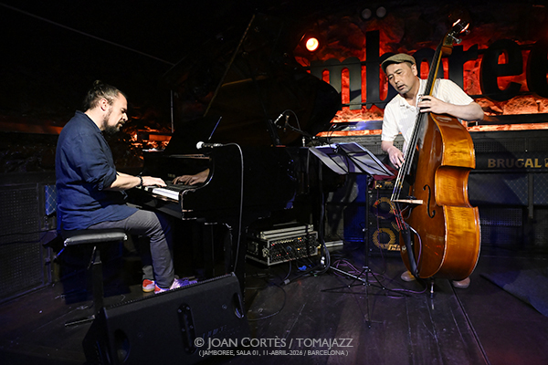 AMiGo Trio (Jamboree, Barcelona. 2026-04-11) Por Joan Cortès [INSTANTZZ AKA Galería fotográfica AKA Fotoblog de jazz, impro… y algo más] - Tomajazz - AMiGo Trio actuó en Jamboree, Barcelona, el 11 de abril de 2026. Joan Cortès lo retrata en INSTANTZZ. AMiGo Trio son Gonzalo del Val, Abe Rábade, Masa Kamaguchi