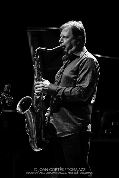 The Bad Plus “Keith Jarrett Project” (L’Auditori, Sala 2•Oriol Martorell, 2026-04-07 / Barcelona) Por Joan Cortès [INSTANTZZ AKA Galería fotográfica AKA Fotoblog de jazz, impro… y algo más] - Tomajazz - The Bad Plus “Keith Jarrett Project” actuó en L’Auditori de Barcelona, el 7 de abril de 2026. Joan Cortès lo retrata en INSTANTZZ. The Bad Plus son Dave King, Reid Anderson, Craig Taborn, Chris Potter