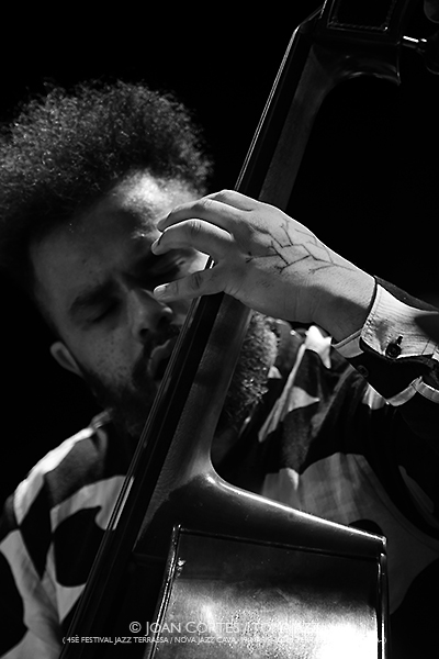 Ches Smith Clone Row (45è Festival Jazz Terrassa / Nova Jazz Cava, 2026-03-19 / Terrassa -Barcelona-) [y II] Por Joan Cortès [INSTANTZZ AKA Galería fotográfica AKA Fotoblog de jazz, impro… y algo más] - Tomajazz - Ches Smith Clone Row participó en el 45è Festival Jazz Terrassa, el 19 de marzo de 2026. Joan Cortès lo retrata en INSTANTZZ. Ches Smith Clone Row son Ches Smith, Mary Halvorson, Liberty Ellman, Nick Dunston 