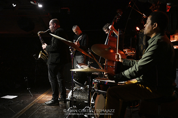 Jerome Sabbagh 4t (Jamboree, 2026-03-24 / Barcelona) Por Joan Cortès [INSTANTZZ AKA Galería fotográfica AKA Fotoblog de jazz, impro… y algo más] - Tomajazz - Jerome Sabbagh 4t actuó en Jamboree, Barcelona, el 24 de marzo de 2026. Joan Cortès lo retrata en INSTANTZZ. Jerome Sabbagh 4t son Jerome Sabbagh, Ben Monder, Joe Martin, Nasheet Waits 