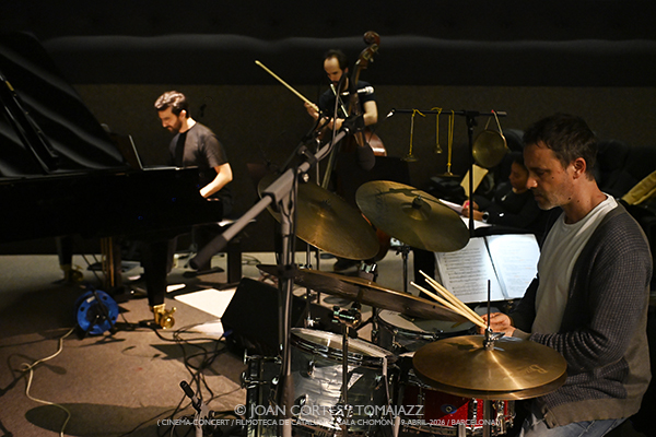 Manel Fortia Frei 4t “Die Nibelungen” (Filmoteca de Catalunya, 2026-04-19 / Barcelona) Por Joan Cortès [INSTANTZZ AKA Galería fotográfica AKA Fotoblog de jazz, impro… y algo más] - Tomajazz - Manel Fortia Frei 4t puso banda sonora a “Die Nibelungen” de Fritz Lang en Filmoteca de Catalunya, el 19 de abril de 2026. Joan Cortès lo retrata en INSTANTZZ. Manel Fortia Frei 4t son Manel Fortià, Anggie Obin, Max Villavecchia, Oriol Roca
