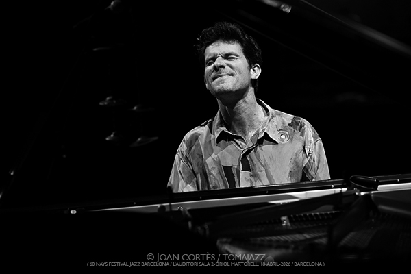 Marco Mezquida Trio “Tàctil” (60 anys Festival Jazz Barcelona / L’Auditori, 2026-04-18 / Barcelona) Por Joan Cortès [INSTANTZZ AKA Galería fotográfica AKA Fotoblog de jazz, impro… y algo más] - Tomajazz - Marco Mezquida Trio “Tàctil” actuó con motivo de los 60 años del Festival de Jazz de Barcelona, el 18 de abril de 2026. Joan Cortès lo retrata en INSTANTZZ. Marco Mezquida Trío son Marco Mezquida, Martín Meléndez, Aleix Tobias