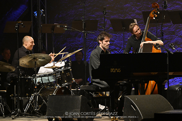 Paul Lay Trio & Choer Les Éléments «Waves of Light» (Festival Musique Sacrée / Église des Dominicains, 2026-03-27 / Perpignan -France-) Por Joan Cortès [INSTANTZZ AKA Galería fotográfica AKA Fotoblog de jazz, impro… y algo más] - Tomajazz - Paul Lay Trio & Choer Les Éléments «Waves of Light» actuó en el Festival Musique Sacrée de Perpignan, Francia, el 27 de marzo de 2026. Joan Cortès lo retrata en INSTANTZZ. Con Paul Lay, Donald Kontomanou, Clemens Van Der Feen
