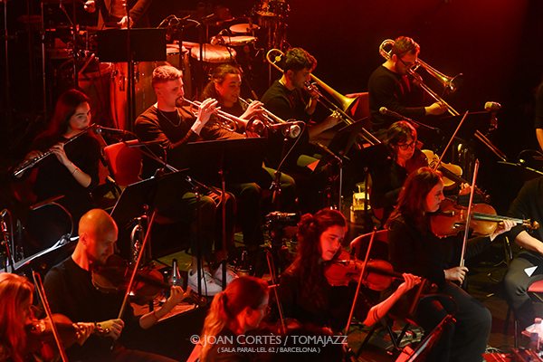 Orquestra Sònica “Organismes vius i sonors” (Paral•lel 62, 2026-04-09 / Barcelona) Por Joan Cortès [INSTANTZZ AKA Galería fotográfica AKA Fotoblog de jazz, impro… y algo más] - Tomajazz - Orquestra Sònica “Organismes vius i sonors” actuó en Parale•lel 62 de Barcelona, el 9 de abril de 2026. Joan Cortès lo retrata en INSTANTZZ
