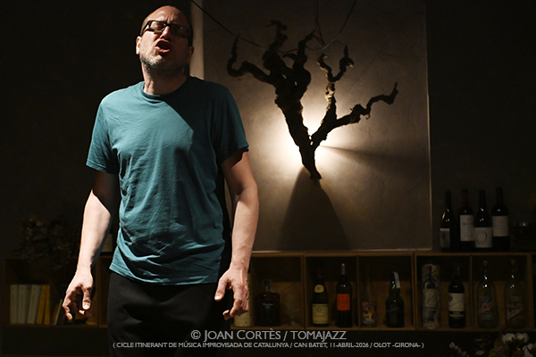 Ibon GR (CIMIC-2026 / Can Batet, 2026-03-14 / Olot -Girona-) [y IV] Por Joan Cortès [INSTANTZZ AKA Galería fotográfica AKA Fotoblog de jazz, impro… y algo más] - Tomajazz - Ibon GR actuó dentro de la programación de CIMIC-2026, en Can Batet, Olot, el día 14 de marzo de 2026. Joan Cortès lo retrata en INSTANTZZ