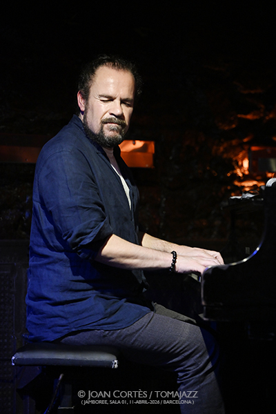 AMiGo Trio (Jamboree, Barcelona. 2026-04-11) Por Joan Cortès [INSTANTZZ AKA Galería fotográfica AKA Fotoblog de jazz, impro… y algo más] - Tomajazz - AMiGo Trio actuó en Jamboree, Barcelona, el 11 de abril de 2026. Joan Cortès lo retrata en INSTANTZZ. AMiGo Trio son Gonzalo del Val, Abe Rábade, Masa Kamaguchi