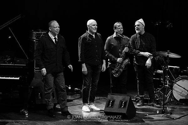 The Bad Plus “Keith Jarrett Project” (L’Auditori, Sala 2•Oriol Martorell, 2026-04-07 / Barcelona) Por Joan Cortès [INSTANTZZ AKA Galería fotográfica AKA Fotoblog de jazz, impro… y algo más] - Tomajazz - The Bad Plus “Keith Jarrett Project” actuó en L’Auditori de Barcelona, el 7 de abril de 2026. Joan Cortès lo retrata en INSTANTZZ. The Bad Plus son Dave King, Reid Anderson, Craig Taborn, Chris Potter