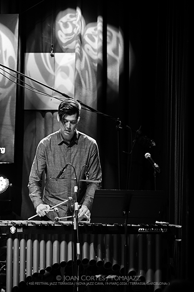 Ches Smith Clone Row (45è Festival Jazz Terrassa / Nova Jazz Cava, 2026-03-19 / Terrassa -Barcelona-) [y II] Por Joan Cortès [INSTANTZZ AKA Galería fotográfica AKA Fotoblog de jazz, impro… y algo más] - Tomajazz - Ches Smith Clone Row participó en el 45è Festival Jazz Terrassa, el 19 de marzo de 2026. Joan Cortès lo retrata en INSTANTZZ. Ches Smith Clone Row son Ches Smith, Mary Halvorson, Liberty Ellman, Nick Dunston 