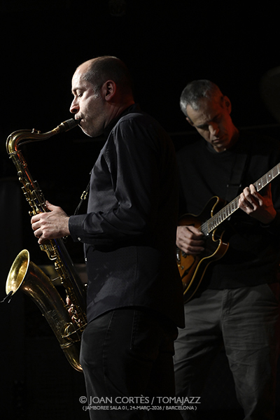 Jerome Sabbagh 4t (Jamboree, 2026-03-24 / Barcelona) Por Joan Cortès [INSTANTZZ AKA Galería fotográfica AKA Fotoblog de jazz, impro… y algo más] - Tomajazz - Jerome Sabbagh 4t actuó en Jamboree, Barcelona, el 24 de marzo de 2026. Joan Cortès lo retrata en INSTANTZZ. Jerome Sabbagh 4t son Jerome Sabbagh, Ben Monder, Joe Martin, Nasheet Waits 