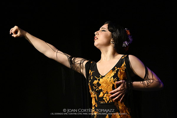 Claudia la Debla (El Dorado sfb / Centre Cívic Parc Sandaru, 2026-04-30 / Barcelona) Por Joan Cortès [Flamencuras AKA INSTANTZZ AKA Galería fotográfica AKA Fotoblog de jazz, impro… y algo más] - Tomajazz - Claudia la Debla actuó en El Dorado sfb de Barcelona, el 30 de abril de 2026. Joan Cortès lo retrata en las Flamencuras de INSTANTZZ. Actuaron Claudia la Debla, David Caro, Manuel de Gines 