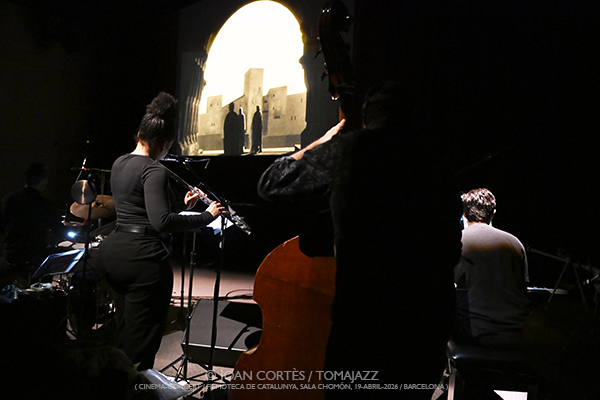 Manel Fortia Frei 4t “Die Nibelungen” (Filmoteca de Catalunya, 2026-04-19 / Barcelona) Por Joan Cortès [INSTANTZZ AKA Galería fotográfica AKA Fotoblog de jazz, impro… y algo más] - Tomajazz - Manel Fortia Frei 4t puso banda sonora a “Die Nibelungen” de Fritz Lang en Filmoteca de Catalunya, el 19 de abril de 2026. Joan Cortès lo retrata en INSTANTZZ. Manel Fortia Frei 4t son Manel Fortià, Anggie Obin, Max Villavecchia, Oriol Roca
