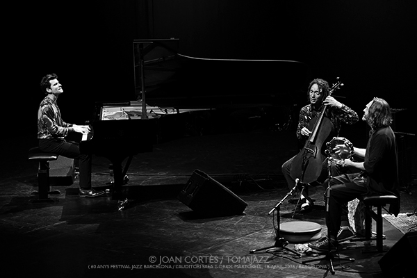 Marco Mezquida Trio “Tàctil” (60 anys Festival Jazz Barcelona / L’Auditori, 2026-04-18 / Barcelona) Por Joan Cortès [INSTANTZZ AKA Galería fotográfica AKA Fotoblog de jazz, impro… y algo más] - Tomajazz - Marco Mezquida Trio “Tàctil” actuó con motivo de los 60 años del Festival de Jazz de Barcelona, el 18 de abril de 2026. Joan Cortès lo retrata en INSTANTZZ. Marco Mezquida Trío son Marco Mezquida, Martín Meléndez, Aleix Tobias