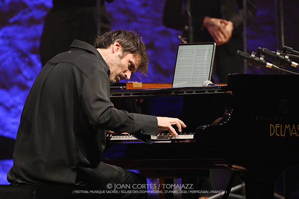 Paul Lay Trio & Choer Les Éléments «Waves of Light» (Festival Musique Sacrée / Église des Dominicains, 2026-03-27 / Perpignan -France-) Por Joan Cortès [INSTANTZZ AKA Galería fotográfica AKA Fotoblog de jazz, impro… y algo más] - Tomajazz - Paul Lay Trio & Choer Les Éléments «Waves of Light» actuó en el Festival Musique Sacrée de Perpignan, Francia, el 27 de marzo de 2026. Joan Cortès lo retrata en INSTANTZZ. Con Paul Lay, Donald Kontomanou, Clemens Van Der Feen
