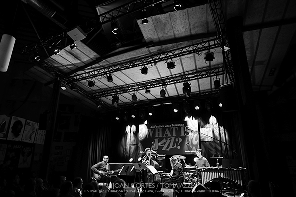 Ches Smith Clone Row (45è Festival Jazz Terrassa / Nova Jazz Cava, 2026-03-19 / Terrassa -Barcelona-) [y II] Por Joan Cortès [INSTANTZZ AKA Galería fotográfica AKA Fotoblog de jazz, impro… y algo más] - Tomajazz - Ches Smith Clone Row participó en el 45è Festival Jazz Terrassa, el 19 de marzo de 2026. Joan Cortès lo retrata en INSTANTZZ. Ches Smith Clone Row son Ches Smith, Mary Halvorson, Liberty Ellman, Nick Dunston 