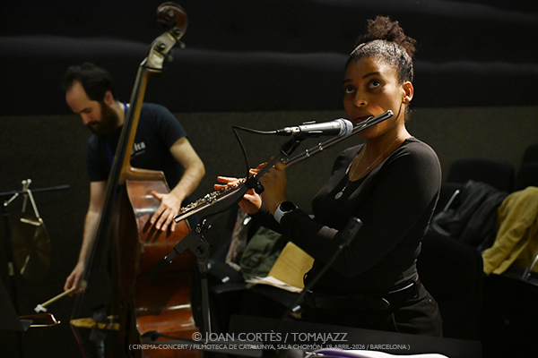 Manel Fortia Frei 4t “Die Nibelungen” (Filmoteca de Catalunya, 2026-04-19 / Barcelona) Por Joan Cortès [INSTANTZZ AKA Galería fotográfica AKA Fotoblog de jazz, impro… y algo más] - Tomajazz - Manel Fortia Frei 4t puso banda sonora a “Die Nibelungen” de Fritz Lang en Filmoteca de Catalunya, el 19 de abril de 2026. Joan Cortès lo retrata en INSTANTZZ. Manel Fortia Frei 4t son Manel Fortià, Anggie Obin, Max Villavecchia, Oriol Roca
