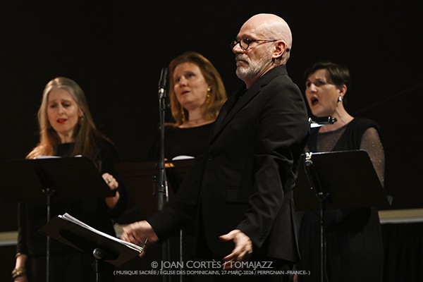 Paul Lay Trio & Choer Les Éléments «Waves of Light» (Festival Musique Sacrée / Église des Dominicains, 2026-03-27 / Perpignan -France-) Por Joan Cortès [INSTANTZZ AKA Galería fotográfica AKA Fotoblog de jazz, impro… y algo más] - Tomajazz - Paul Lay Trio & Choer Les Éléments «Waves of Light» actuó en el Festival Musique Sacrée de Perpignan, Francia, el 27 de marzo de 2026. Joan Cortès lo retrata en INSTANTZZ. Con Paul Lay, Donald Kontomanou, Clemens Van Der Feen
