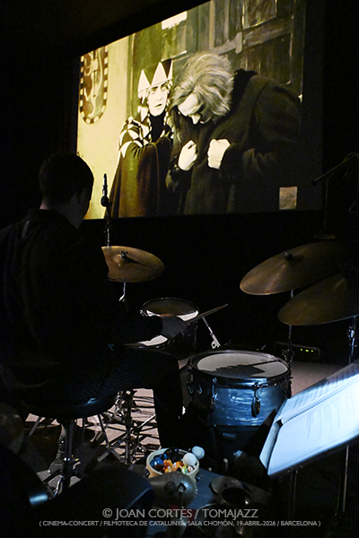 Manel Fortia Frei 4t “Die Nibelungen” (Filmoteca de Catalunya, 2026-04-19 / Barcelona) Por Joan Cortès [INSTANTZZ AKA Galería fotográfica AKA Fotoblog de jazz, impro… y algo más] - Tomajazz - Manel Fortia Frei 4t puso banda sonora a “Die Nibelungen” de Fritz Lang en Filmoteca de Catalunya, el 19 de abril de 2026. Joan Cortès lo retrata en INSTANTZZ. Manel Fortia Frei 4t son Manel Fortià, Anggie Obin, Max Villavecchia, Oriol Roca
