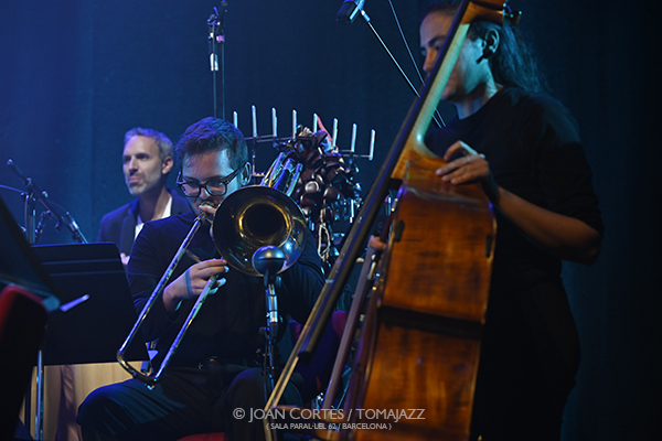 Orquestra Sònica “Organismes vius i sonors” (Paral•lel 62, 2026-04-09 / Barcelona) Por Joan Cortès [INSTANTZZ AKA Galería fotográfica AKA Fotoblog de jazz, impro… y algo más] - Tomajazz - Orquestra Sònica “Organismes vius i sonors” actuó en Paral•lel 62 de Barcelona, el 9 de abril de 2026. Joan Cortès lo retrata en INSTANTZZ
