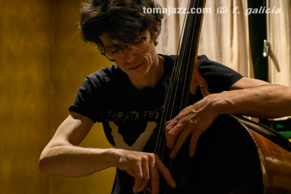 https://www.instagram.com/p/DXbQr6yjJdA/ (Juan Sebastián Bar, Huesca. 2026-04-30) Por Fabio Galicia [INSTANTZZ AKA Galería fotográfica AKA Fotoblog de jazz, impro… y algo más] - Tomajazz - Chant – Reviriego - Hao Trío actuaron en Juan Sebastián Bar de Huesca, celebrando el Día Internacional del Jazz el 30 de abril de 2026. Fabio Galicia lo retrata en INSTANTZZ. Chant – Reviriego - Hao Trío son Tom Chant, Alex Reviriego, Zheng Hao