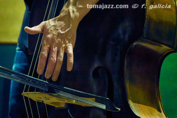 https://www.instagram.com/p/DXbQr6yjJdA/ (Juan Sebastián Bar, Huesca. 2026-04-30) Por Fabio Galicia [INSTANTZZ AKA Galería fotográfica AKA Fotoblog de jazz, impro… y algo más] - Tomajazz - Chant – Reviriego - Hao Trío actuaron en Juan Sebastián Bar de Huesca, celebrando el Día Internacional del Jazz el 30 de abril de 2026. Fabio Galicia lo retrata en INSTANTZZ. Chant – Reviriego - Hao Trío son Tom Chant, Alex Reviriego, Zheng Hao