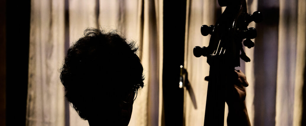 https://www.instagram.com/p/DXbQr6yjJdA/ (Juan Sebastián Bar, Huesca. 2026-04-30) Por Fabio Galicia [INSTANTZZ AKA Galería fotográfica AKA Fotoblog de jazz, impro… y algo más] - Tomajazz - Chant – Reviriego - Hao Trío actuaron en Juan Sebastián Bar de Huesca, celebrando el Día Internacional del Jazz el 30 de abril de 2026. Fabio Galicia lo retrata en INSTANTZZ. Chant – Reviriego - Hao Trío son Tom Chant, Alex Reviriego, Zheng Hao