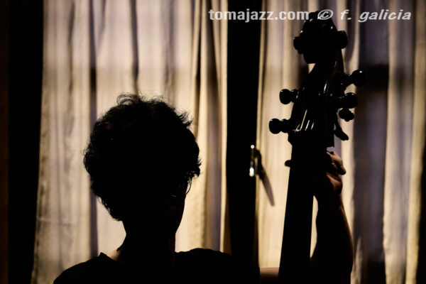 https://www.instagram.com/p/DXbQr6yjJdA/ (Juan Sebastián Bar, Huesca. 2026-04-30) Por Fabio Galicia [INSTANTZZ AKA Galería fotográfica AKA Fotoblog de jazz, impro… y algo más] - Tomajazz - Chant – Reviriego - Hao Trío actuaron en Juan Sebastián Bar de Huesca, celebrando el Día Internacional del Jazz el 30 de abril de 2026. Fabio Galicia lo retrata en INSTANTZZ. Chant – Reviriego - Hao Trío son Tom Chant, Alex Reviriego, Zheng Hao