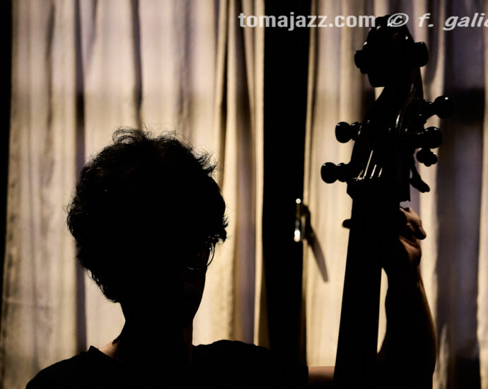 https://www.instagram.com/p/DXbQr6yjJdA/ (Juan Sebastián Bar, Huesca. 2026-04-30) Por Fabio Galicia [INSTANTZZ AKA Galería fotográfica AKA Fotoblog de jazz, impro… y algo más] - Tomajazz - Chant – Reviriego - Hao Trío actuaron en Juan Sebastián Bar de Huesca, celebrando el Día Internacional del Jazz el 30 de abril de 2026. Fabio Galicia lo retrata en INSTANTZZ. Chant – Reviriego - Hao Trío son Tom Chant, Alex Reviriego, Zheng Hao