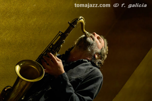 https://www.instagram.com/p/DXbQr6yjJdA/ (Juan Sebastián Bar, Huesca. 2026-04-30) Por Fabio Galicia [INSTANTZZ AKA Galería fotográfica AKA Fotoblog de jazz, impro… y algo más] - Tomajazz - Chant – Reviriego - Hao Trío actuaron en Juan Sebastián Bar de Huesca, celebrando el Día Internacional del Jazz el 30 de abril de 2026. Fabio Galicia lo retrata en INSTANTZZ. Chant – Reviriego - Hao Trío son Tom Chant, Alex Reviriego, Zheng Hao