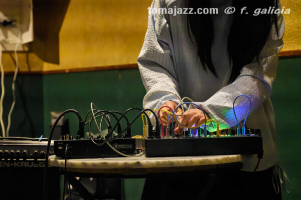https://www.instagram.com/p/DXbQr6yjJdA/ (Juan Sebastián Bar, Huesca. 2026-04-30) Por Fabio Galicia [INSTANTZZ AKA Galería fotográfica AKA Fotoblog de jazz, impro… y algo más] - Tomajazz - Chant – Reviriego - Hao Trío actuaron en Juan Sebastián Bar de Huesca, celebrando el Día Internacional del Jazz el 30 de abril de 2026. Fabio Galicia lo retrata en INSTANTZZ. Chant – Reviriego - Hao Trío son Tom Chant, Alex Reviriego, Zheng Hao