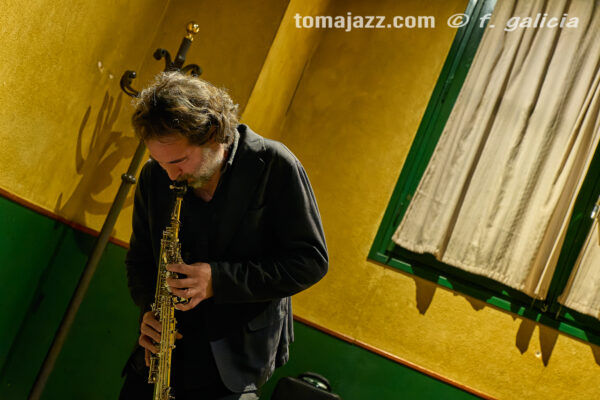 https://www.instagram.com/p/DXbQr6yjJdA/ (Juan Sebastián Bar, Huesca. 2026-04-30) Por Fabio Galicia [INSTANTZZ AKA Galería fotográfica AKA Fotoblog de jazz, impro… y algo más] - Tomajazz - Chant – Reviriego - Hao Trío actuaron en Juan Sebastián Bar de Huesca, celebrando el Día Internacional del Jazz el 30 de abril de 2026. Fabio Galicia lo retrata en INSTANTZZ. Chant – Reviriego - Hao Trío son Tom Chant, Alex Reviriego, Zheng Hao