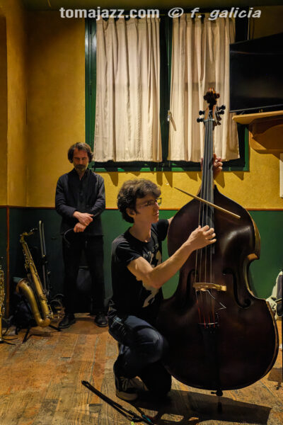 https://www.instagram.com/p/DXbQr6yjJdA/ (Juan Sebastián Bar, Huesca. 2026-04-30) Por Fabio Galicia [INSTANTZZ AKA Galería fotográfica AKA Fotoblog de jazz, impro… y algo más] - Tomajazz - Chant – Reviriego - Hao Trío actuaron en Juan Sebastián Bar de Huesca, celebrando el Día Internacional del Jazz el 30 de abril de 2026. Fabio Galicia lo retrata en INSTANTZZ. Chant – Reviriego - Hao Trío son Tom Chant, Alex Reviriego, Zheng Hao