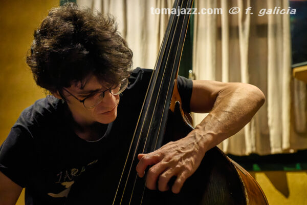 https://www.instagram.com/p/DXbQr6yjJdA/ (Juan Sebastián Bar, Huesca. 2026-04-30) Por Fabio Galicia [INSTANTZZ AKA Galería fotográfica AKA Fotoblog de jazz, impro… y algo más] - Tomajazz - Chant – Reviriego - Hao Trío actuaron en Juan Sebastián Bar de Huesca, celebrando el Día Internacional del Jazz el 30 de abril de 2026. Fabio Galicia lo retrata en INSTANTZZ. Chant – Reviriego - Hao Trío son Tom Chant, Alex Reviriego, Zheng Hao