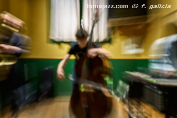 https://www.instagram.com/p/DXbQr6yjJdA/ (Juan Sebastián Bar, Huesca. 2026-04-30) Por Fabio Galicia [INSTANTZZ AKA Galería fotográfica AKA Fotoblog de jazz, impro… y algo más] - Tomajazz - Chant – Reviriego - Hao Trío actuaron en Juan Sebastián Bar de Huesca, celebrando el Día Internacional del Jazz el 30 de abril de 2026. Fabio Galicia lo retrata en INSTANTZZ. Chant – Reviriego - Hao Trío son Tom Chant, Alex Reviriego, Zheng Hao