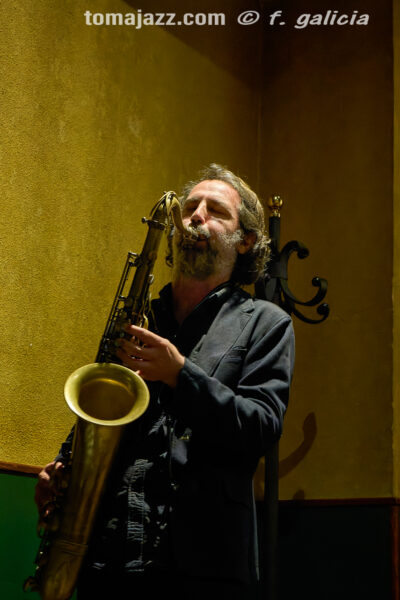 https://www.instagram.com/p/DXbQr6yjJdA/ (Juan Sebastián Bar, Huesca. 2026-04-30) Por Fabio Galicia [INSTANTZZ AKA Galería fotográfica AKA Fotoblog de jazz, impro… y algo más] - Tomajazz - Chant – Reviriego - Hao Trío actuaron en Juan Sebastián Bar de Huesca, celebrando el Día Internacional del Jazz el 30 de abril de 2026. Fabio Galicia lo retrata en INSTANTZZ. Chant – Reviriego - Hao Trío son Tom Chant, Alex Reviriego, Zheng Hao