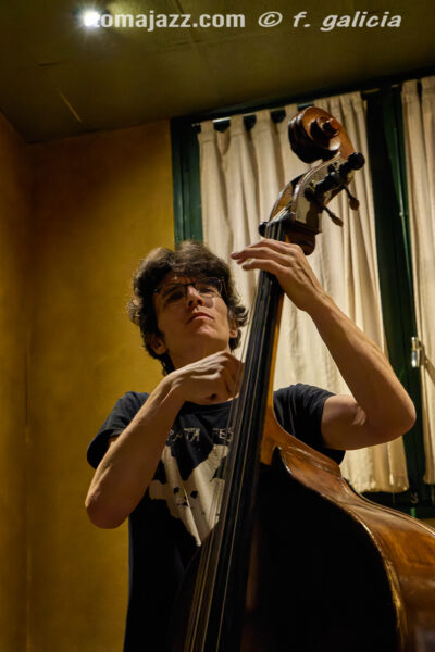 https://www.instagram.com/p/DXbQr6yjJdA/ (Juan Sebastián Bar, Huesca. 2026-04-30) Por Fabio Galicia [INSTANTZZ AKA Galería fotográfica AKA Fotoblog de jazz, impro… y algo más] - Tomajazz - Chant – Reviriego - Hao Trío actuaron en Juan Sebastián Bar de Huesca, celebrando el Día Internacional del Jazz el 30 de abril de 2026. Fabio Galicia lo retrata en INSTANTZZ. Chant – Reviriego - Hao Trío son Tom Chant, Alex Reviriego, Zheng Hao