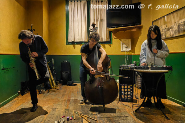 https://www.instagram.com/p/DXbQr6yjJdA/ (Juan Sebastián Bar, Huesca. 2026-04-30) Por Fabio Galicia [INSTANTZZ AKA Galería fotográfica AKA Fotoblog de jazz, impro… y algo más] - Tomajazz - Chant – Reviriego - Hao Trío actuaron en Juan Sebastián Bar de Huesca, celebrando el Día Internacional del Jazz el 30 de abril de 2026. Fabio Galicia lo retrata en INSTANTZZ. Chant – Reviriego - Hao Trío son Tom Chant, Alex Reviriego, Zheng Hao