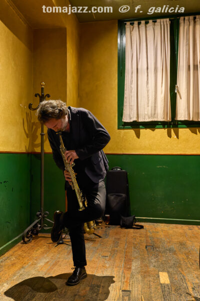 https://www.instagram.com/p/DXbQr6yjJdA/ (Juan Sebastián Bar, Huesca. 2026-04-30) Por Fabio Galicia [INSTANTZZ AKA Galería fotográfica AKA Fotoblog de jazz, impro… y algo más] - Tomajazz - Chant – Reviriego - Hao Trío actuaron en Juan Sebastián Bar de Huesca, celebrando el Día Internacional del Jazz el 30 de abril de 2026. Fabio Galicia lo retrata en INSTANTZZ. Chant – Reviriego - Hao Trío son Tom Chant, Alex Reviriego, Zheng Hao