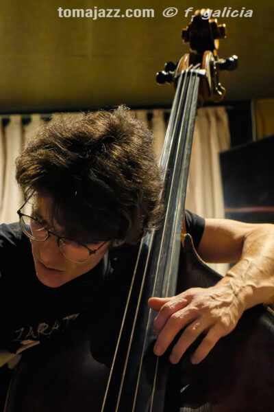 https://www.instagram.com/p/DXbQr6yjJdA/ (Juan Sebastián Bar, Huesca. 2026-04-30) Por Fabio Galicia [INSTANTZZ AKA Galería fotográfica AKA Fotoblog de jazz, impro… y algo más] - Tomajazz - Chant – Reviriego - Hao Trío actuaron en Juan Sebastián Bar de Huesca, celebrando el Día Internacional del Jazz el 30 de abril de 2026. Fabio Galicia lo retrata en INSTANTZZ. Chant – Reviriego - Hao Trío son Tom Chant, Alex Reviriego, Zheng Hao